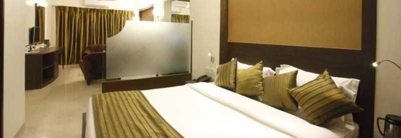 Photo of Hotel Plaza, 3-star hotel in Mumbai (and vicinity)