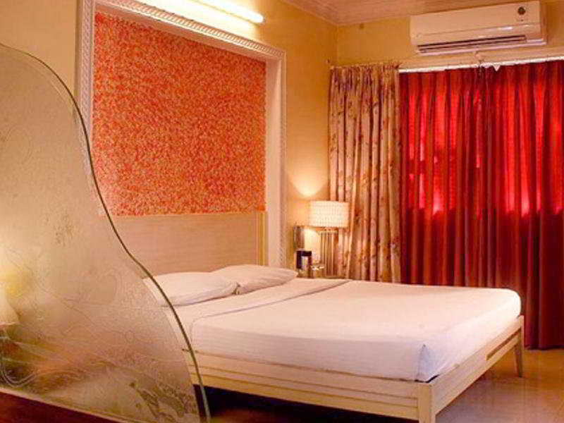 Photo of Hotel Plaza, 3-star hotel in Mumbai (and vicinity)