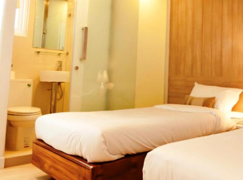 Ten Stars Hotel Pratunam, Singapore