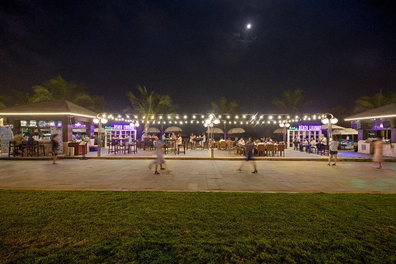 Holiday Beach Hotel Danang, Singapore