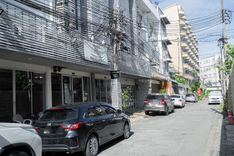 Photo of Ratchadamnoen Residence, 3-star hotel in Bangkok (and vicinity)