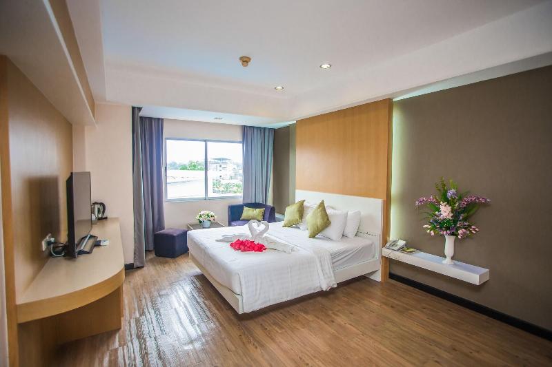 New Travel Lodge Hotel exterior, 2-Star hotel in Chanthaburi