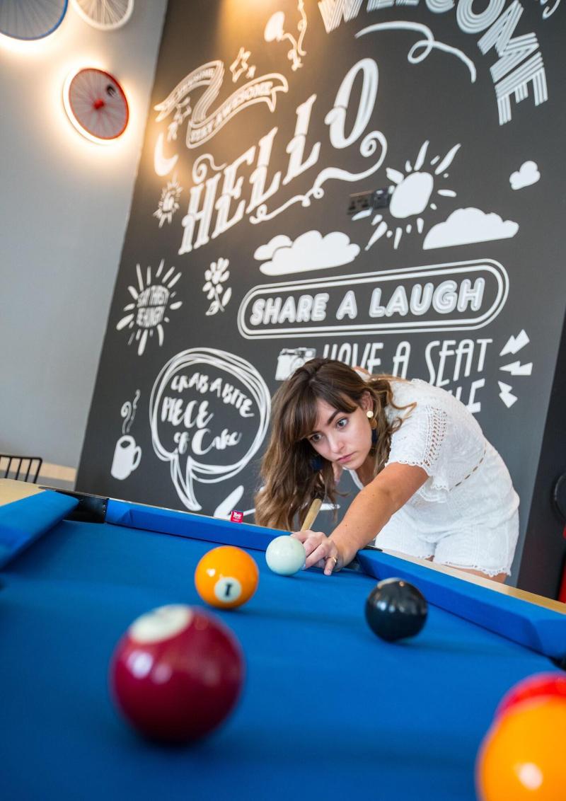 Hampton by Hilton Dubai Al Seef, Singapore