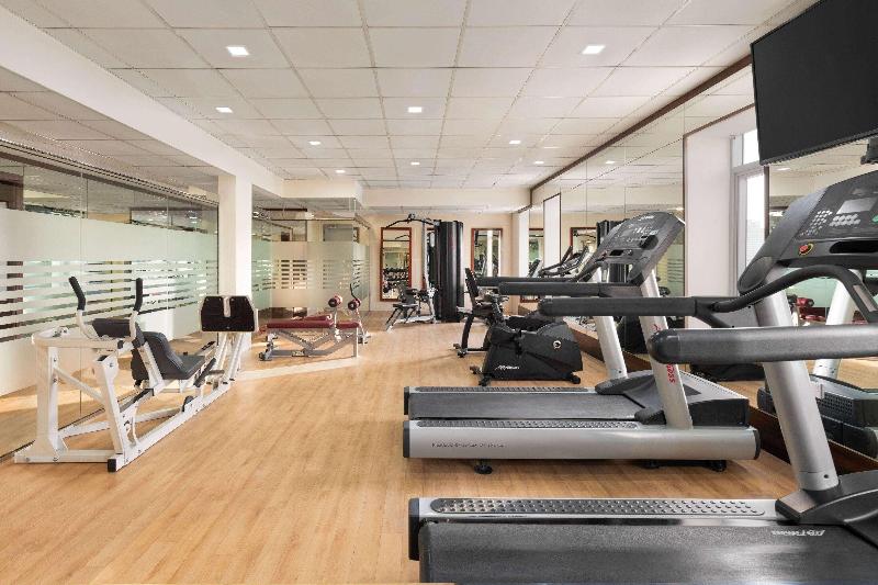 Ramada by Wyndham Dubai Deira, Singapore