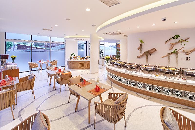 Bandara Phuket Beach Resort, Singapore