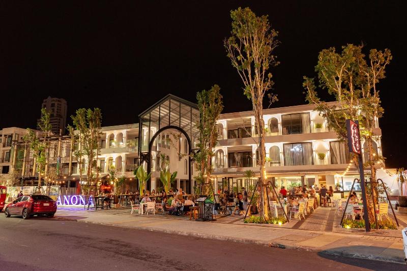Anona Beachfront Phuket Resort, Singapore
