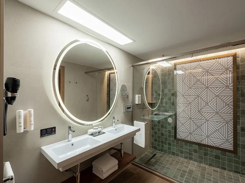 RIU Palace Phuket, Singapore