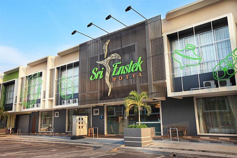 Sri Enstek Hotel exterior, 2-Star hotel in Labu