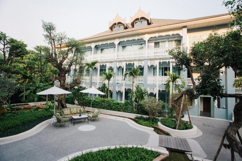 At Pingnakorn Riverside Hotel Chiangmai, Singapore