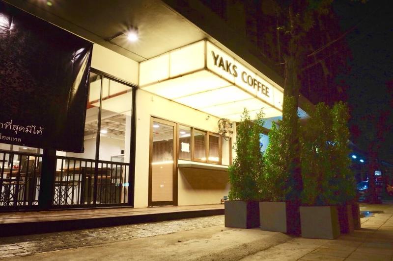 Photo of Yaks House Hostel, 5-star hotel in Arun Amarin