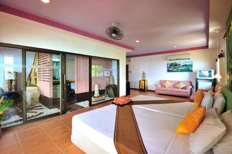 Photo of Koh Ngai Cliff Beach Resort, 3-star hotel in Ko Ngai