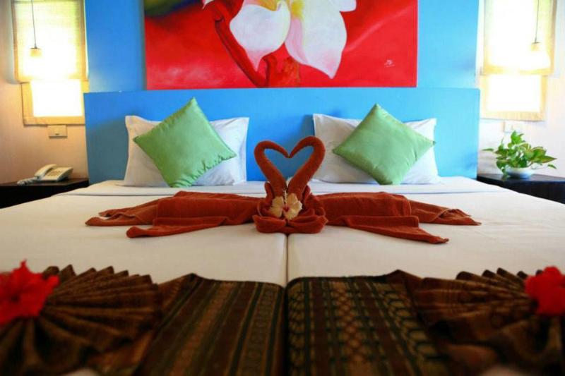 Photo of Koh Ngai Cliff Beach Resort, 3-star hotel in Ko Ngai