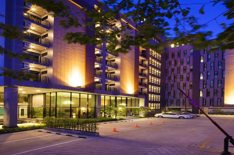 Livotel Hotel Hua Mak Bangkok, Singapore