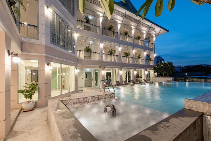 Siam Tharadol, Singapore