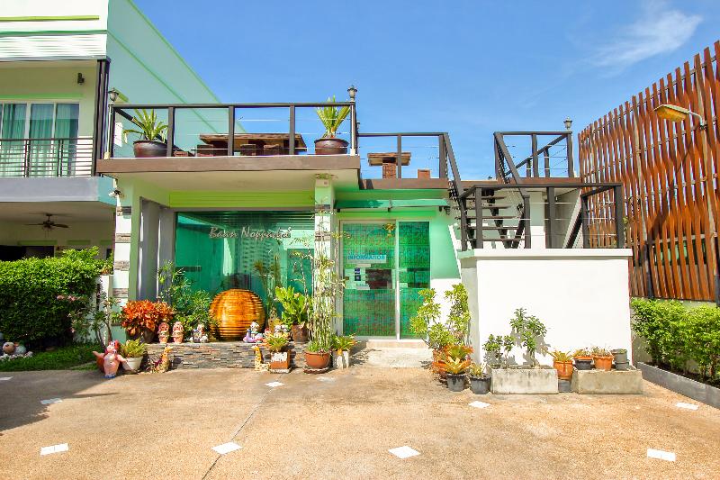 Baan Noppadol, Singapore