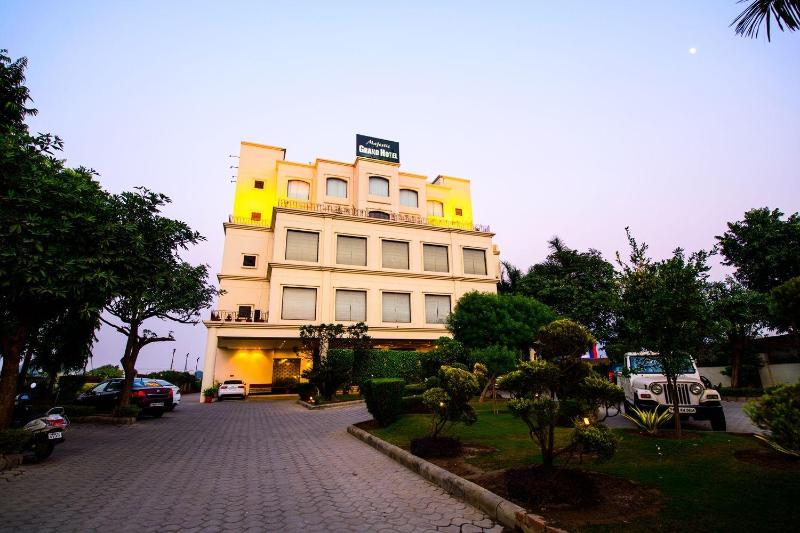 Hotel Majestic Grand, 3-star hotel in Jalandhar (and vicinity)