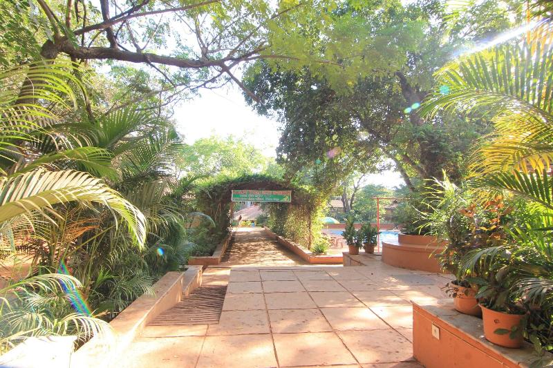 Photo of Gujarat Bhavan Hotel, 3-star hotel in Khalapur