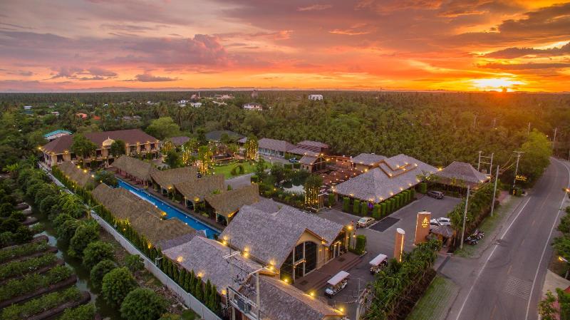Khum Damnoen Resort, Singapore