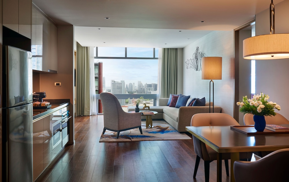 Chatrium Grand Bangkok, Singapore