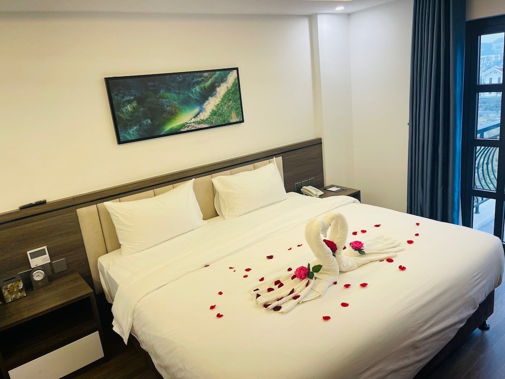 Luxury Phoenix Hotel, Singapore