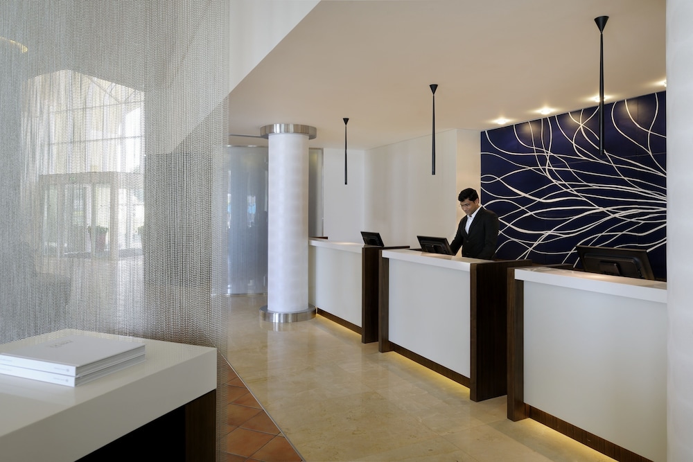 Copthorne Lakeview Executive Apartments, Green Community, Singapore