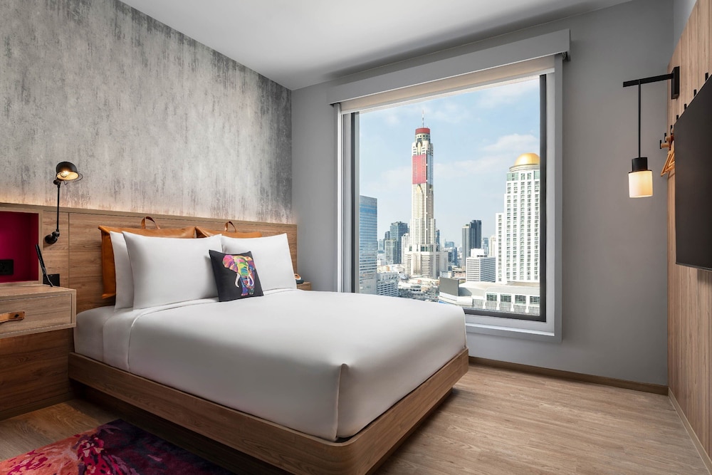 Moxy Bangkok Ratchaprasong, Singapore