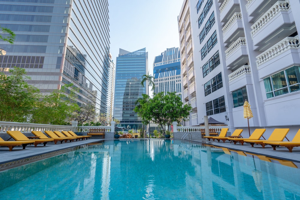 Boulevard Hotel Bangkok Sukhumvit, Singapore