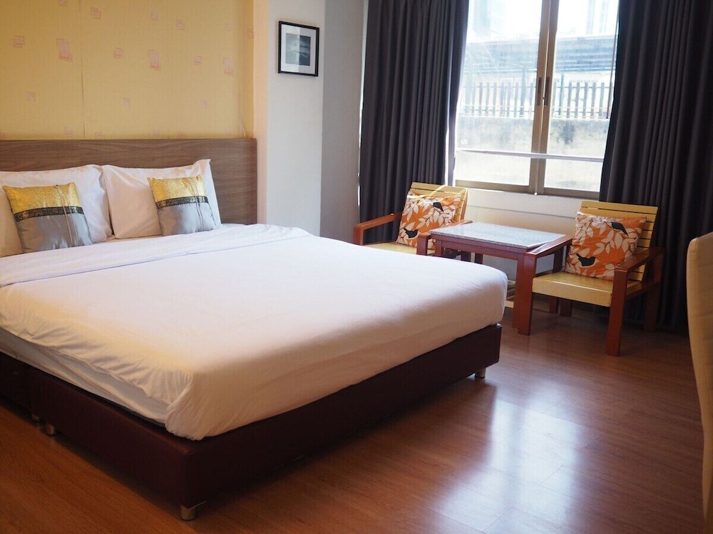 Crown   Bts   Nana  Hotel, Singapore