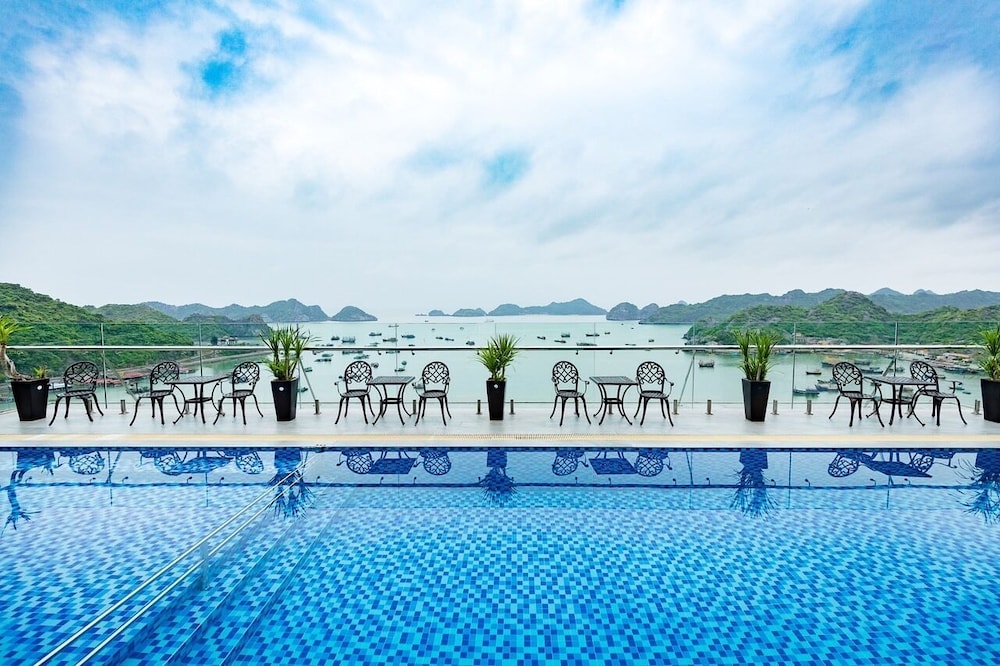 Cat Ba Paradise Hotel - Sky Bar & Massage, Singapore