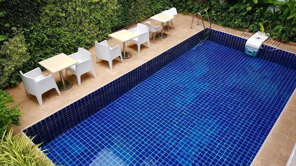 Dinsomon, Singapore