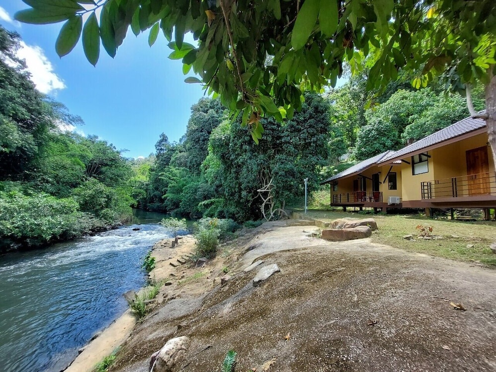 Khaosok Rainforest Resort, Singapore