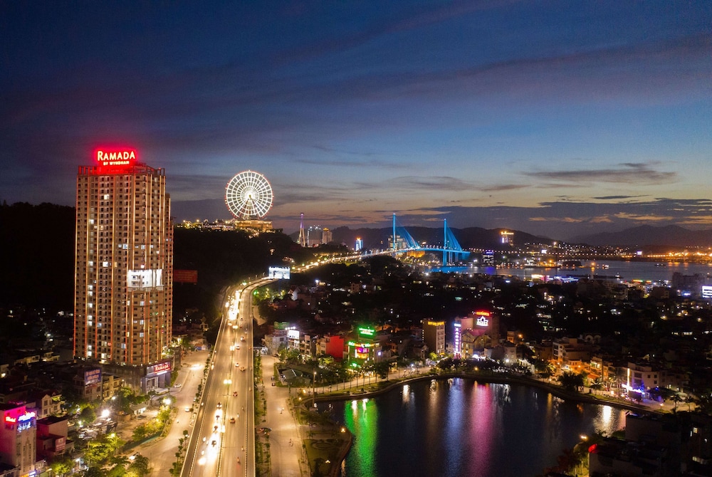 Ramada Hotel & Suites by Wyndham Halong Bay View, Singapore