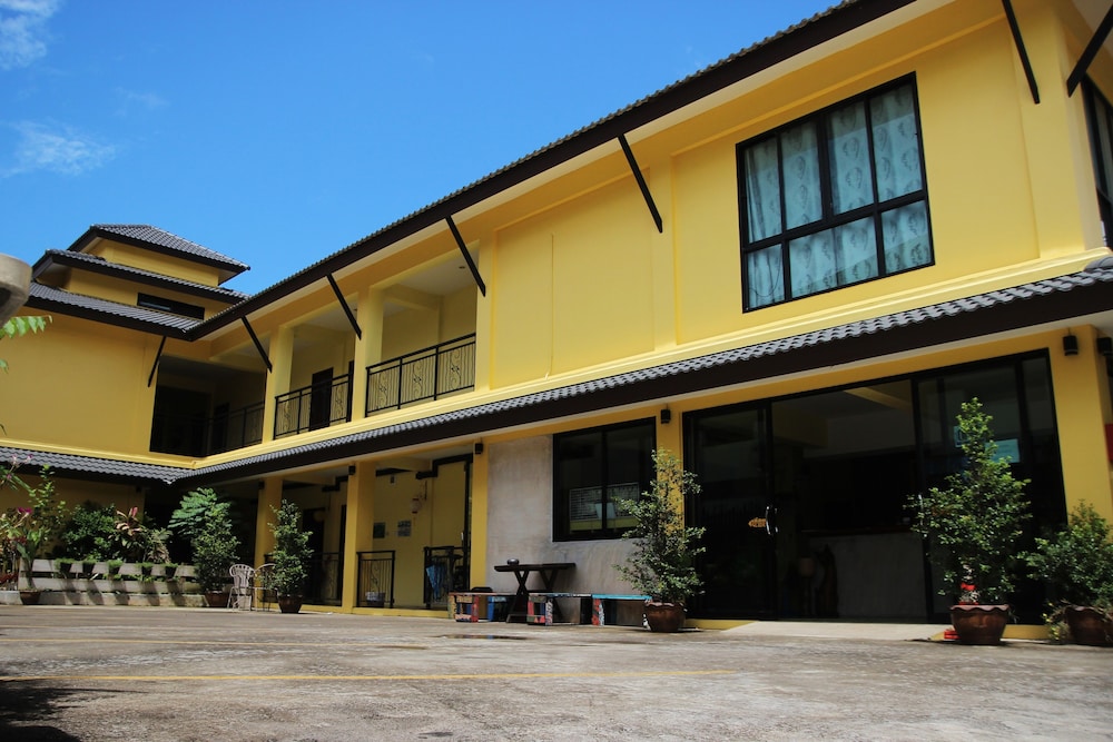 Baan Pordeedin, Singapore