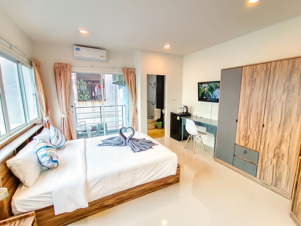 Sailor Hotel Pattaya, Singapore