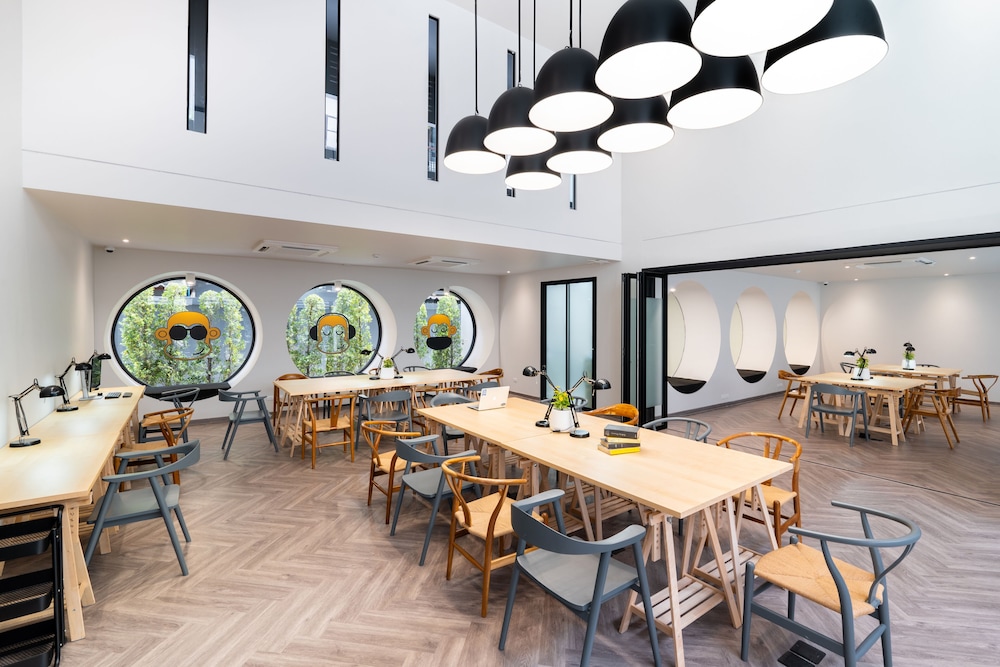 Blu Monkey Hub & Hotel Krabi Town, Singapore