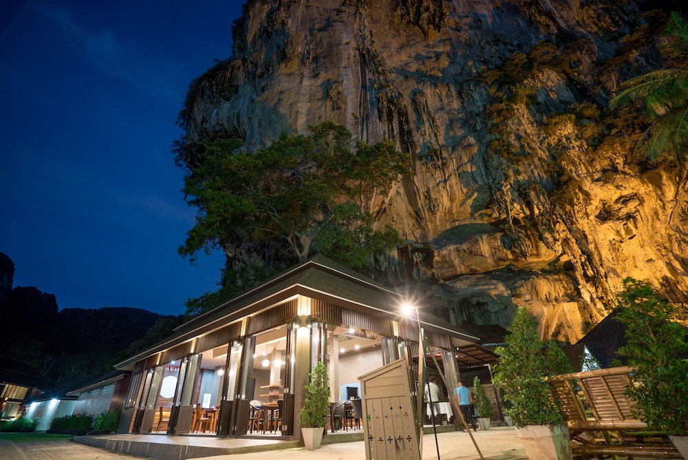 Tonsai Bay Resort, Singapore