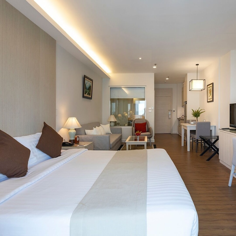 Cape Racha Hotel, Singapore