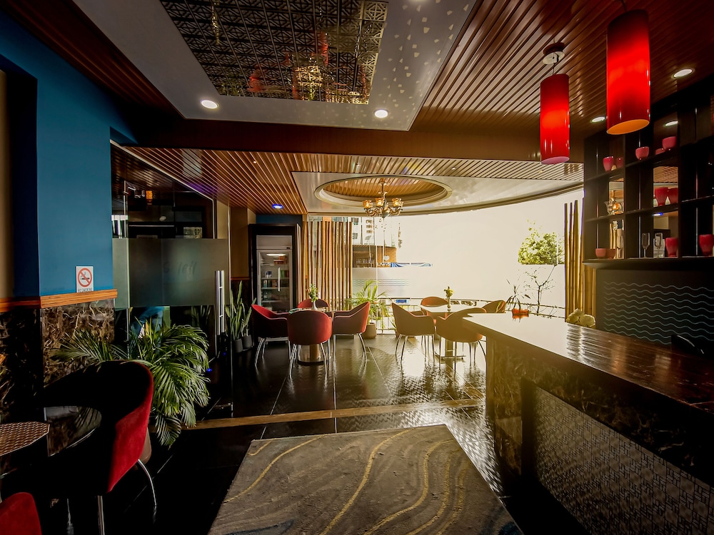 UMET Seaview Hotel with Free Roundtrip Airport Pick up and drop off, Singapore