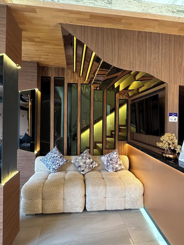 Diamond Hotel Buriram, Singapore