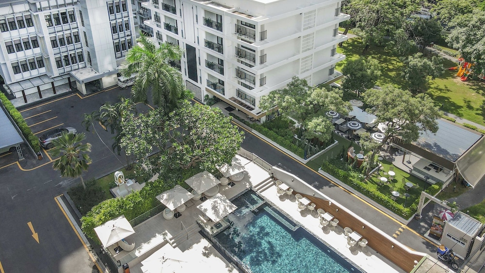Floral Court Hotel & Residence Sukhumvit 13, Singapore