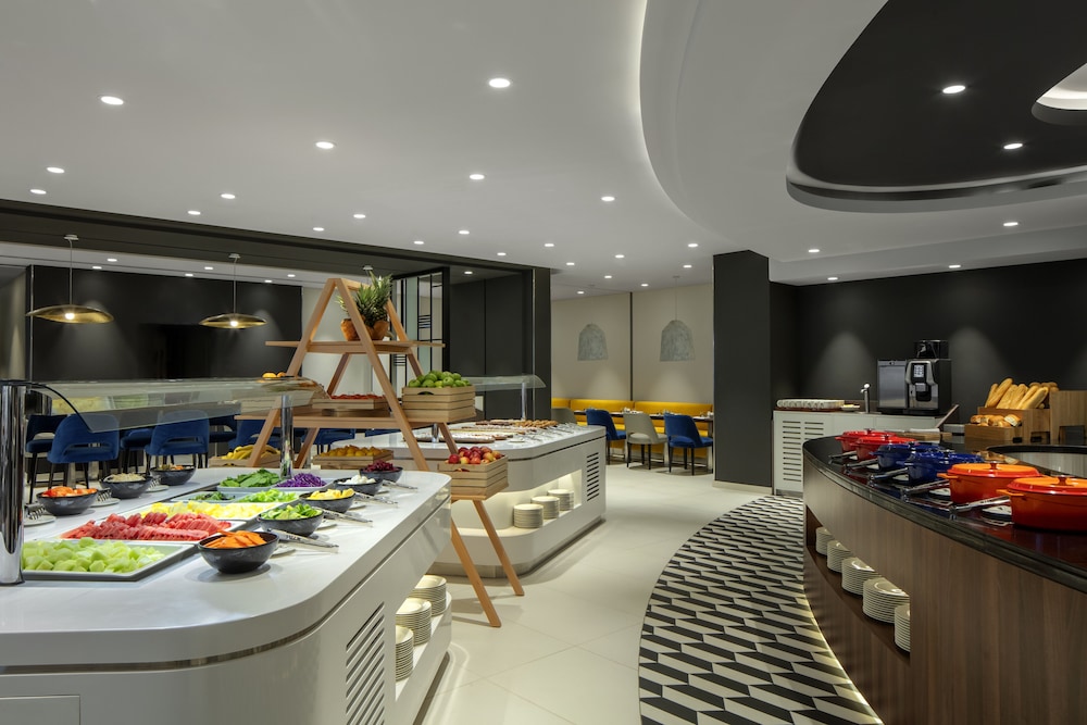 Photo of Hyatt Place Dubai Jumeirah Residences, 5-star hotel in Bur Dubai