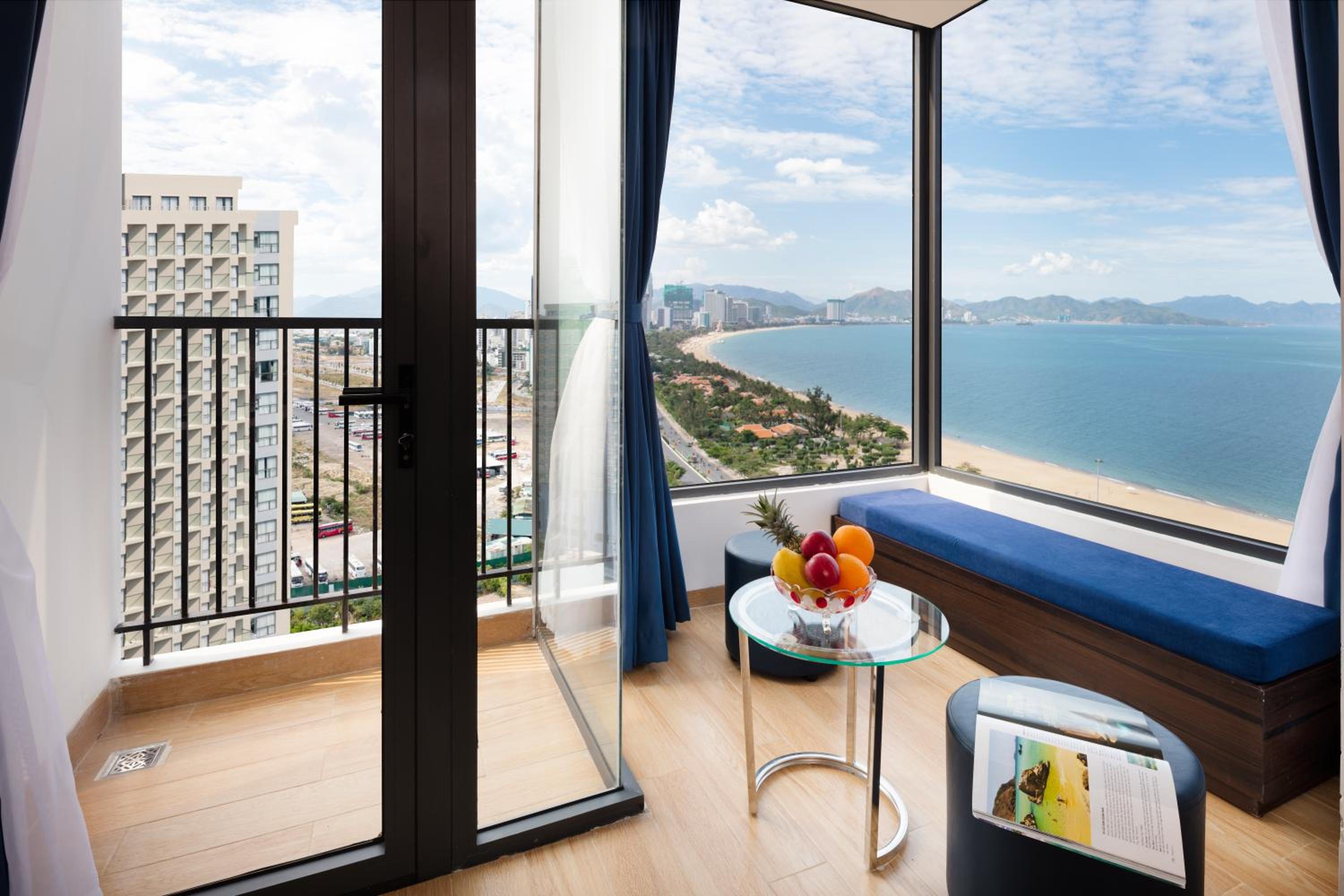 Crown Hotel Nha Trang, Singapore
