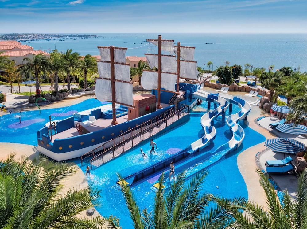 Centara Mirage Resort Mui Ne, Singapore