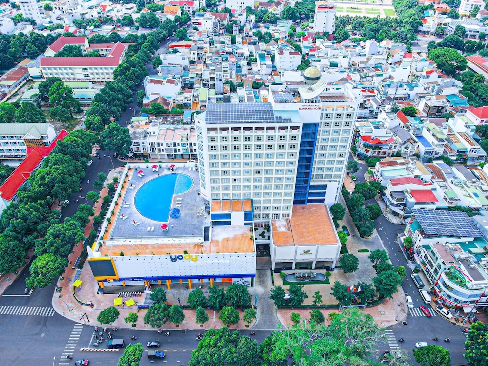 Elephants Hotel Buon Ma Thuot, Singapore