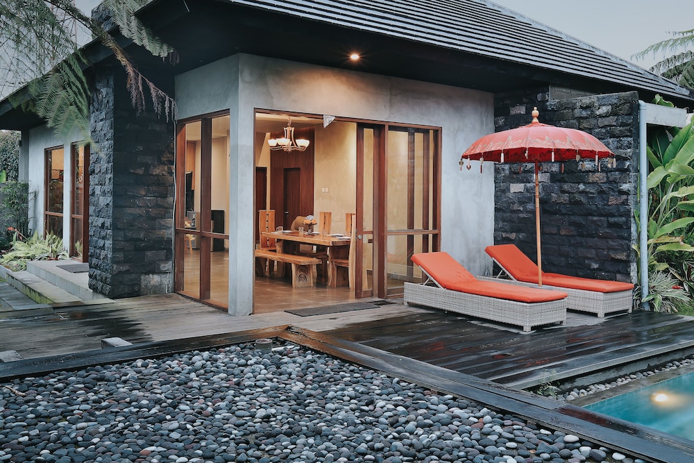 Pramana Zahill Kintamani, Singapore