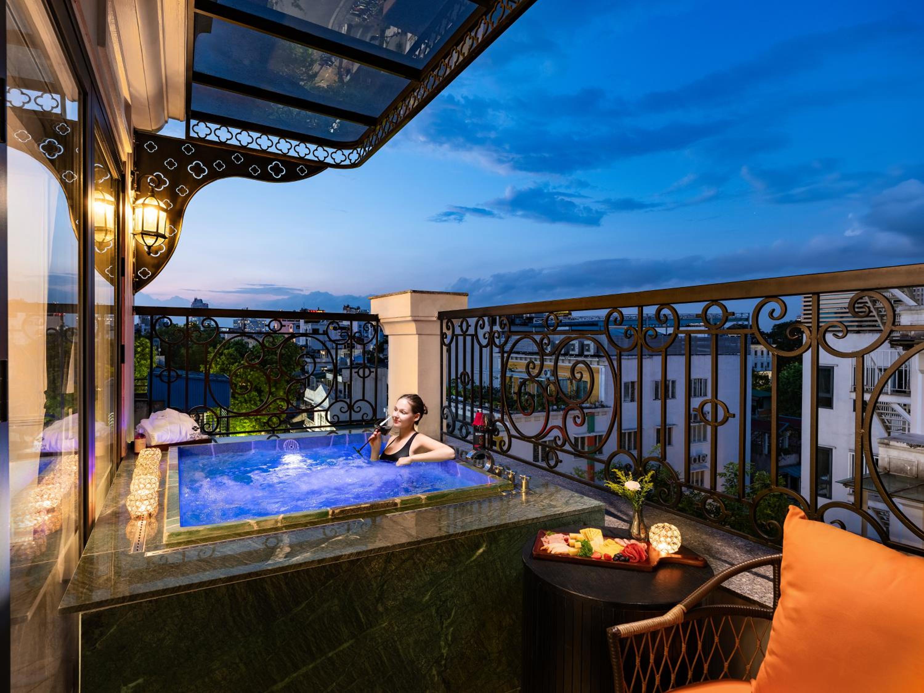 GRAND HOTEL du LAC Hanoi, Singapore