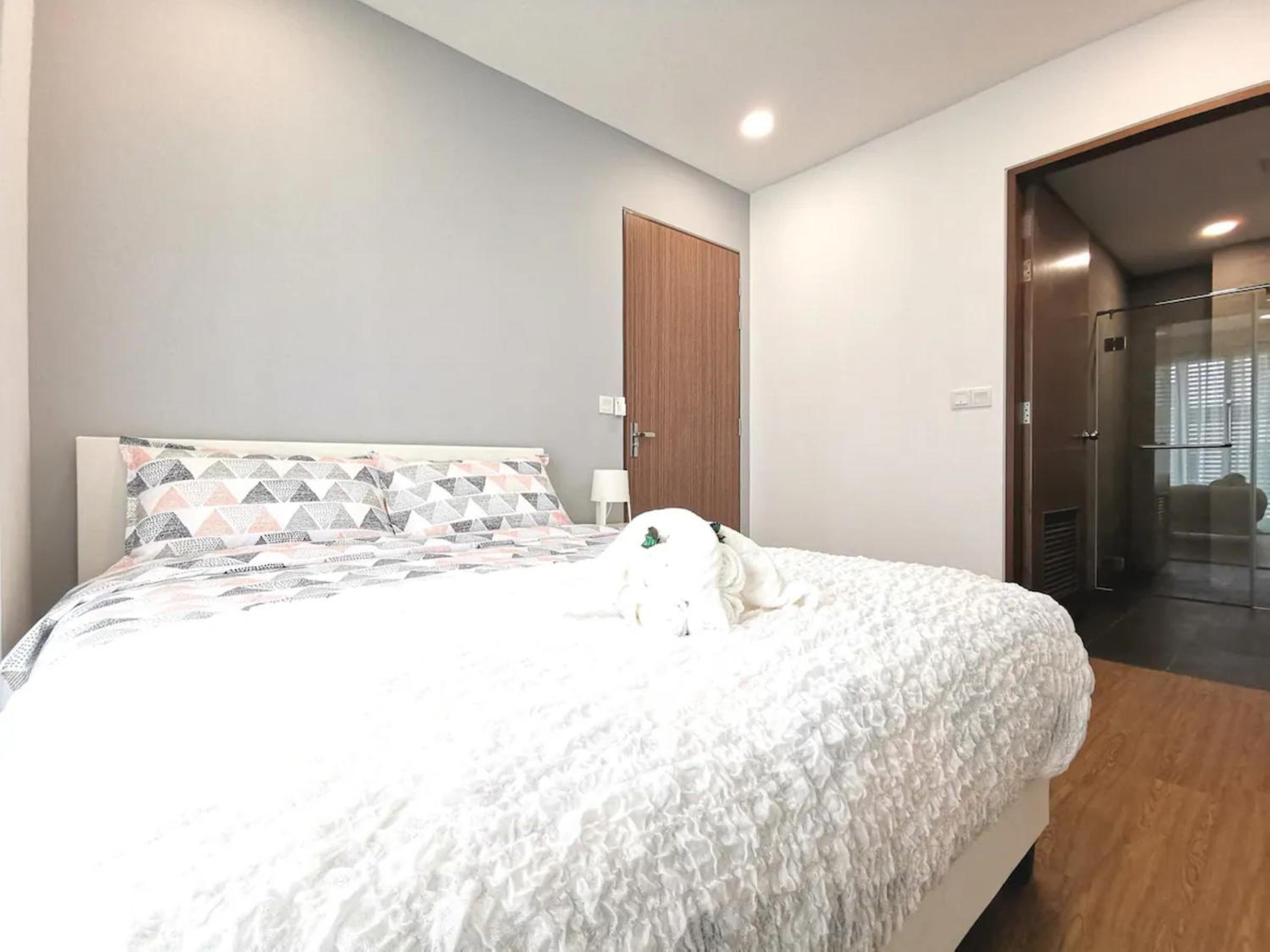 3 Bedrooms Kallang Central City Train, Singapore