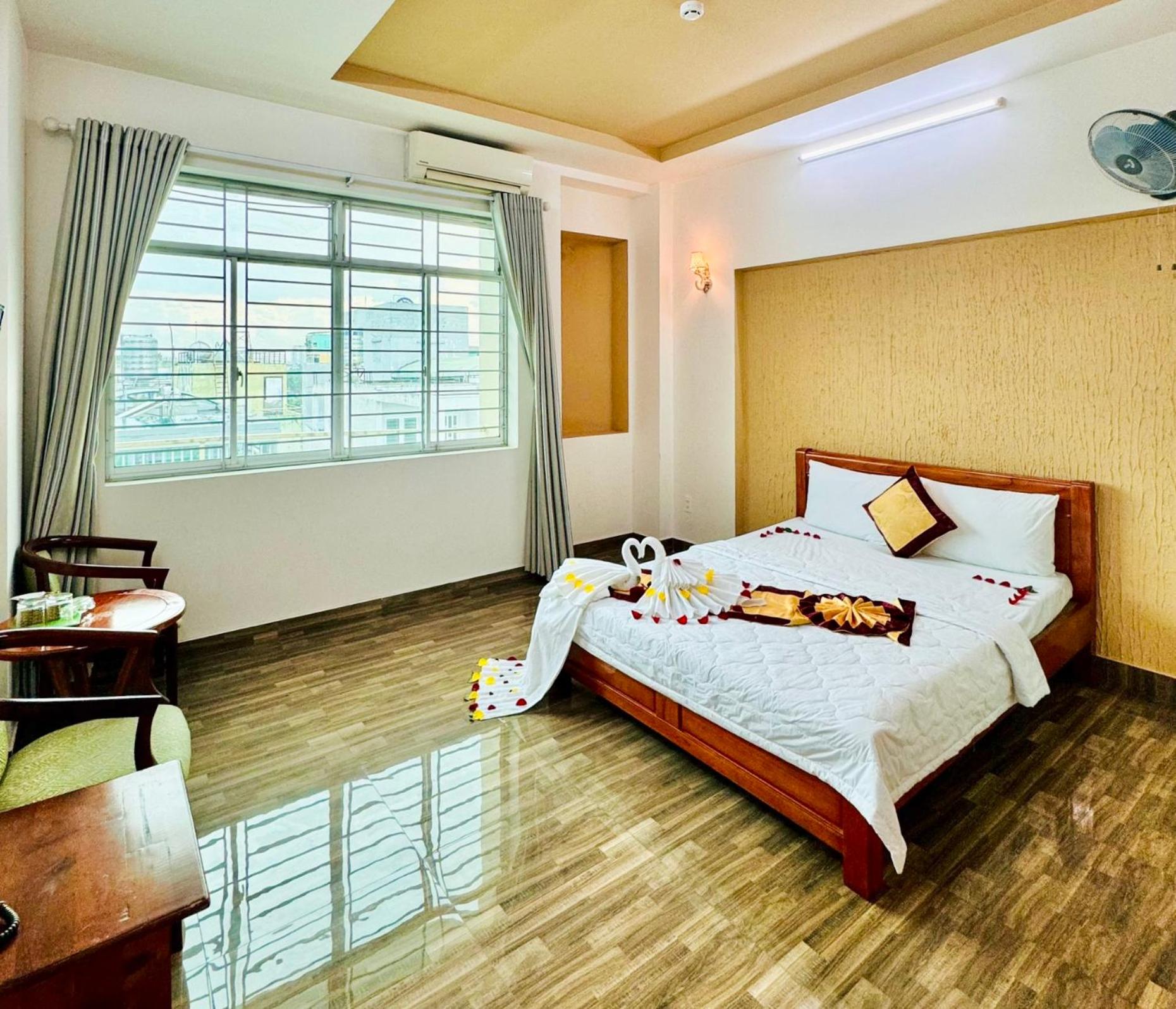 Duc Phuc Hotel, Singapore