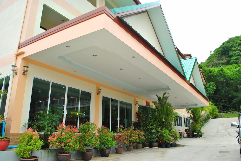 Karon Village Hotel, Singapore