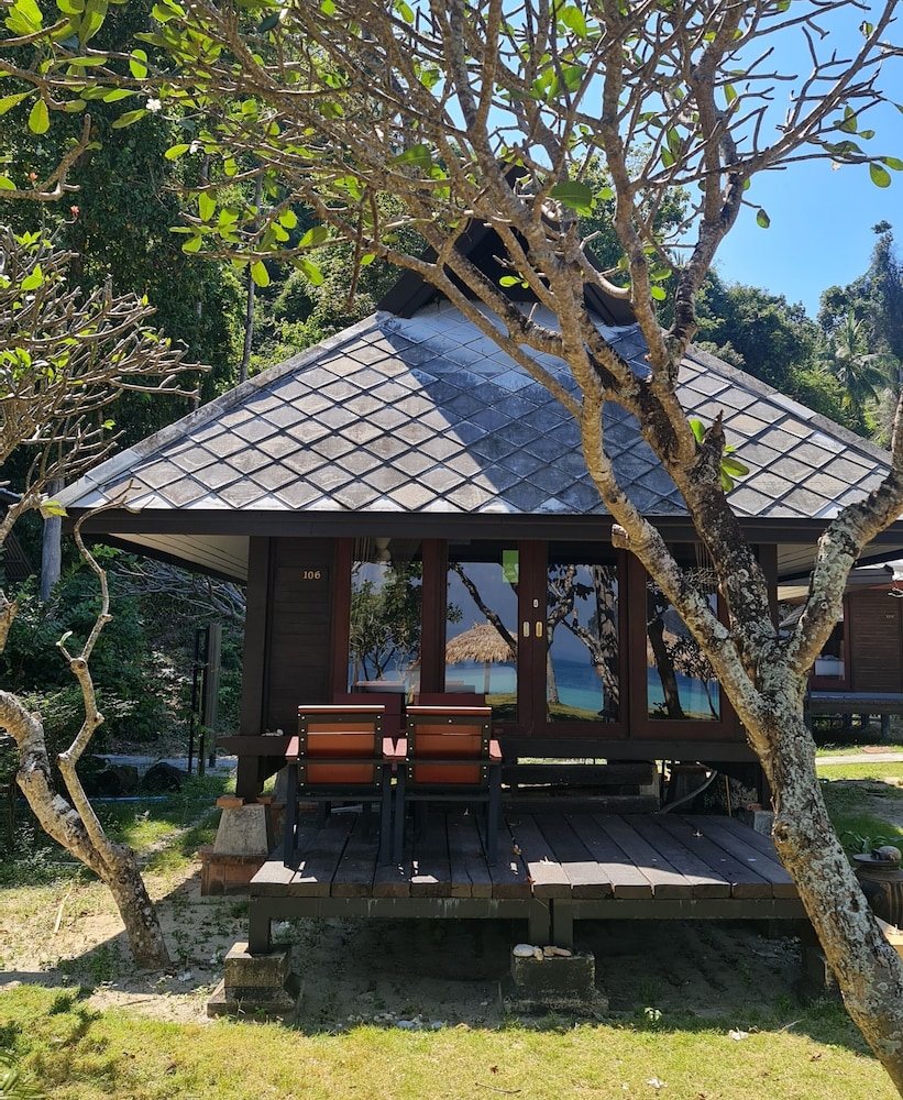 Koh Ngai Thanya Beach Resort, Singapore